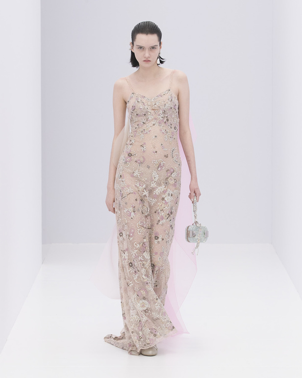 الخفة والتدفق الفضي الهادئ سّمتا مجموعة "فندي" Fendi لربيع وصيف 2023 