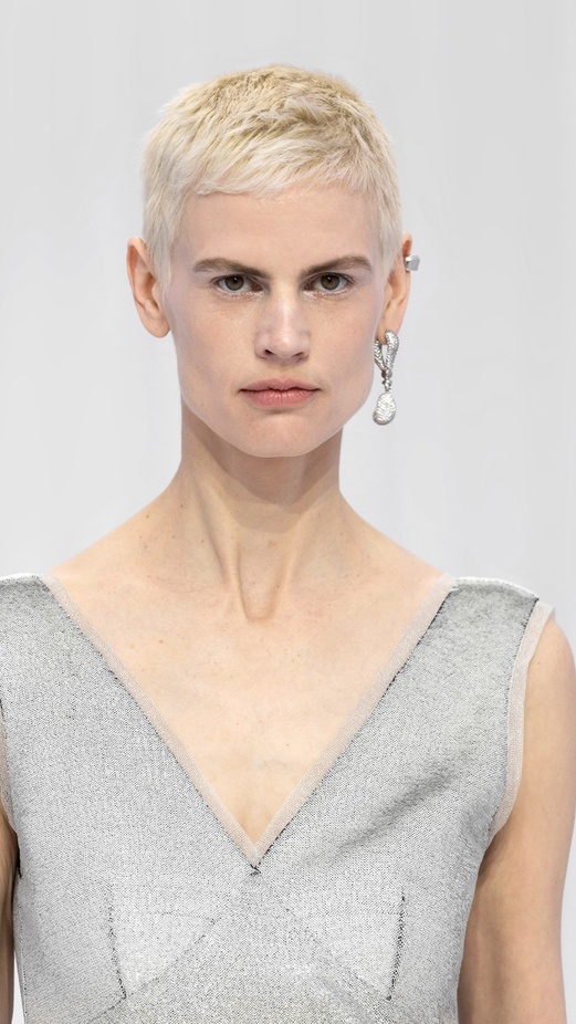 اطلالات جمالية من مجموعة "فندي" Fendi لربيع وصيف 2023 