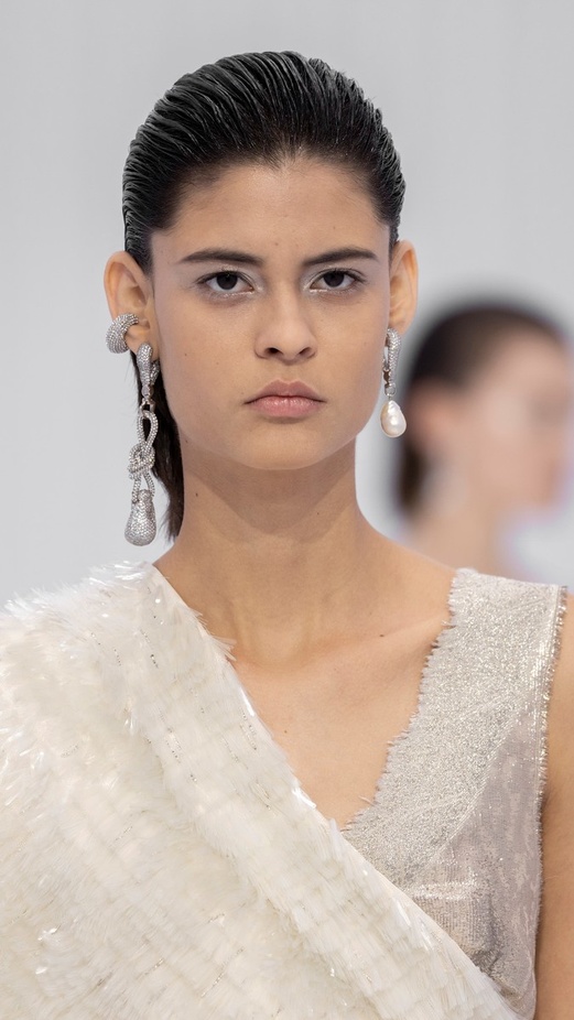 اطلالات جمالية من مجموعة "فندي" Fendi لربيع وصيف 2023 