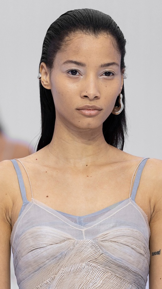 اطلالات جمالية من مجموعة "فندي" Fendi لربيع وصيف 2023 