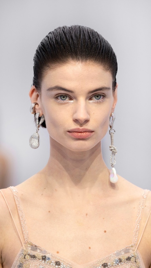 اطلالات جمالية من مجموعة "فندي" Fendi لربيع وصيف 2023 