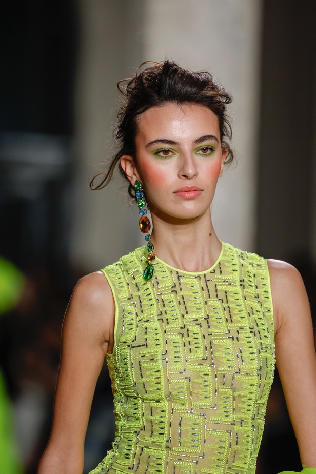 مجموعة جورج شقرا استكشاف للفخامة بألوان وقصات جريئة