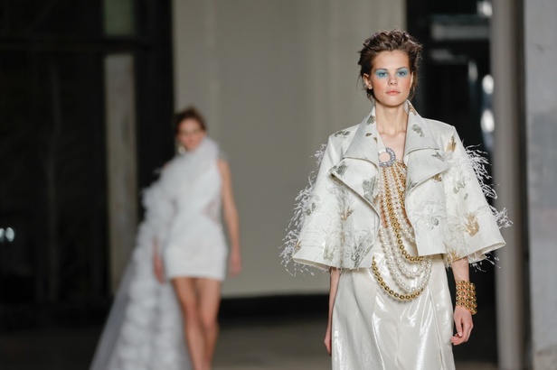 مجموعة جورج شقرا استكشاف للفخامة بألوان وقصات جريئة