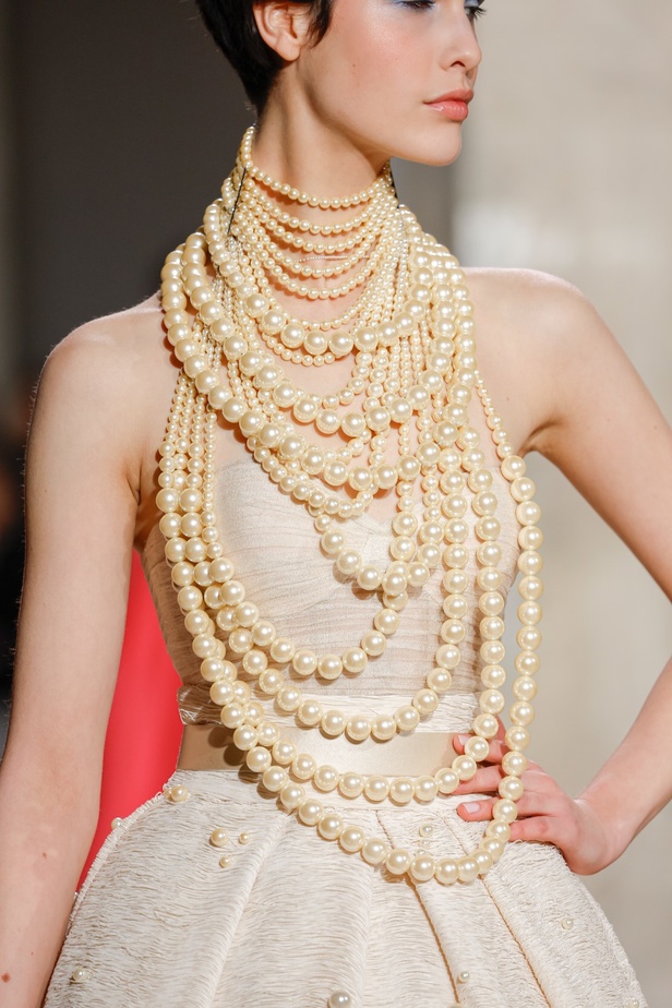 مجموعة جورج شقرا استكشاف للفخامة بألوان وقصات جريئة