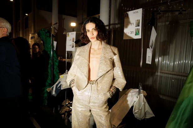 مجموعة جورج شقرا استكشاف للفخامة بألوان وقصات جريئة