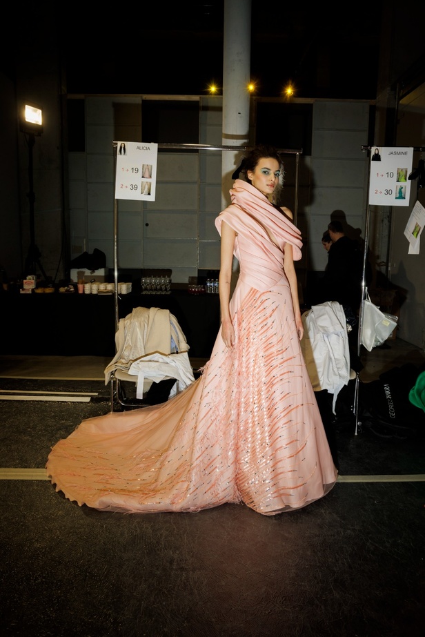 مجموعة جورج شقرا استكشاف للفخامة بألوان وقصات جريئة