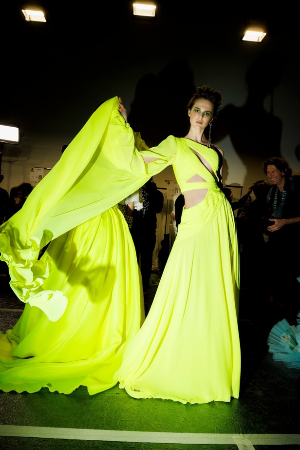 مجموعة جورج شقرا استكشاف للفخامة بألوان وقصات جريئة