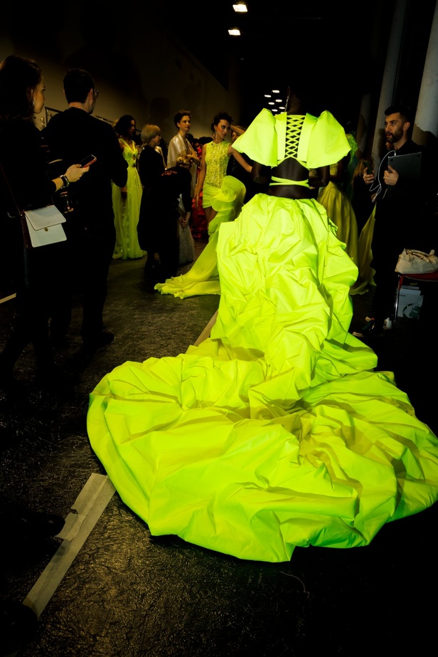 مجموعة جورج شقرا استكشاف للفخامة بألوان وقصات جريئة