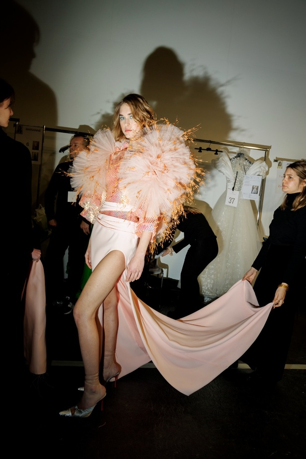 مجموعة جورج شقرا استكشاف للفخامة بألوان وقصات جريئة