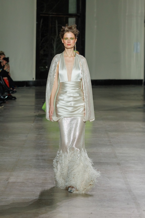 مجموعة جورج شقرا استكشاف للفخامة بألوان وقصات جريئة