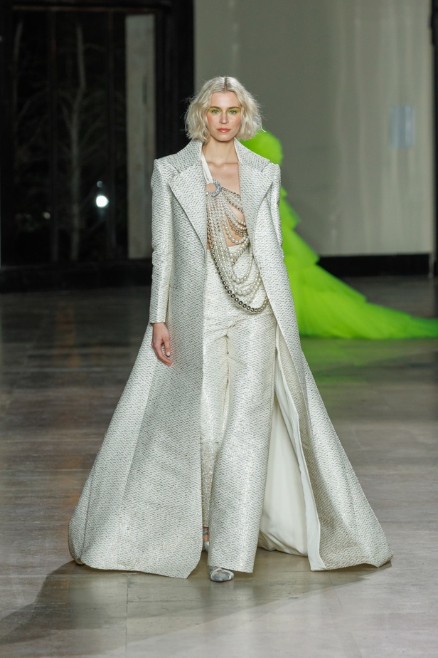 مجموعة جورج شقرا استكشاف للفخامة بألوان وقصات جريئة