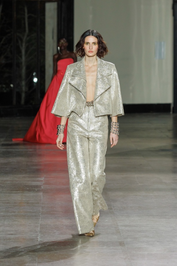 مجموعة جورج شقرا استكشاف للفخامة بألوان وقصات جريئة