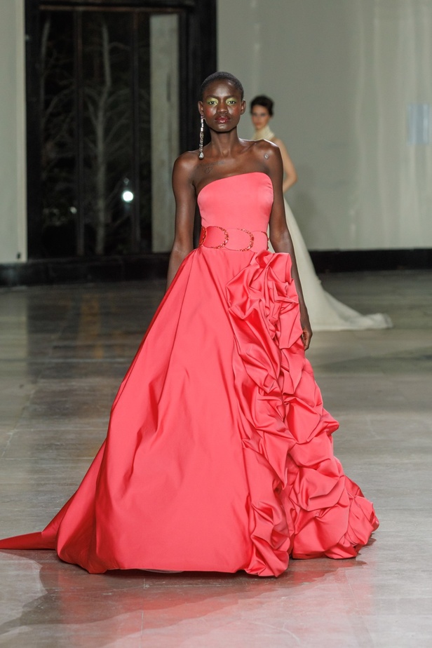 مجموعة جورج شقرا استكشاف للفخامة بألوان وقصات جريئة