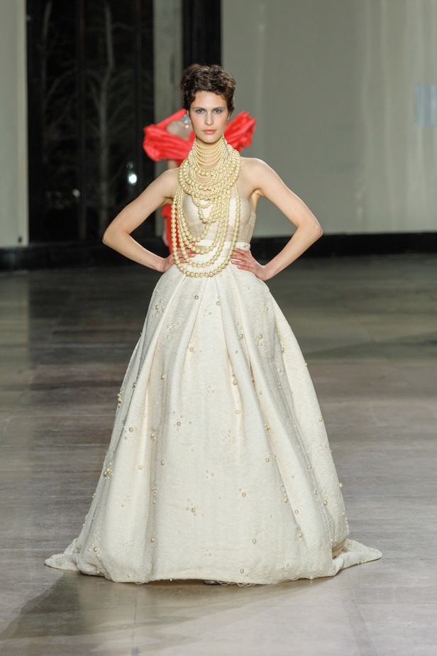 مجموعة جورج شقرا استكشاف للفخامة بألوان وقصات جريئة