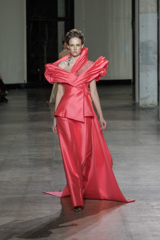 مجموعة جورج شقرا استكشاف للفخامة بألوان وقصات جريئة