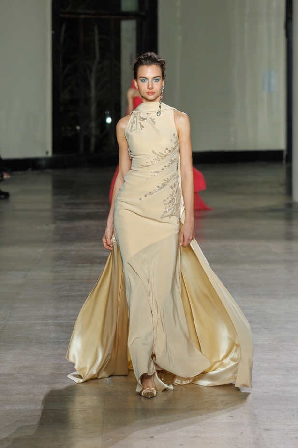 مجموعة جورج شقرا استكشاف للفخامة بألوان وقصات جريئة