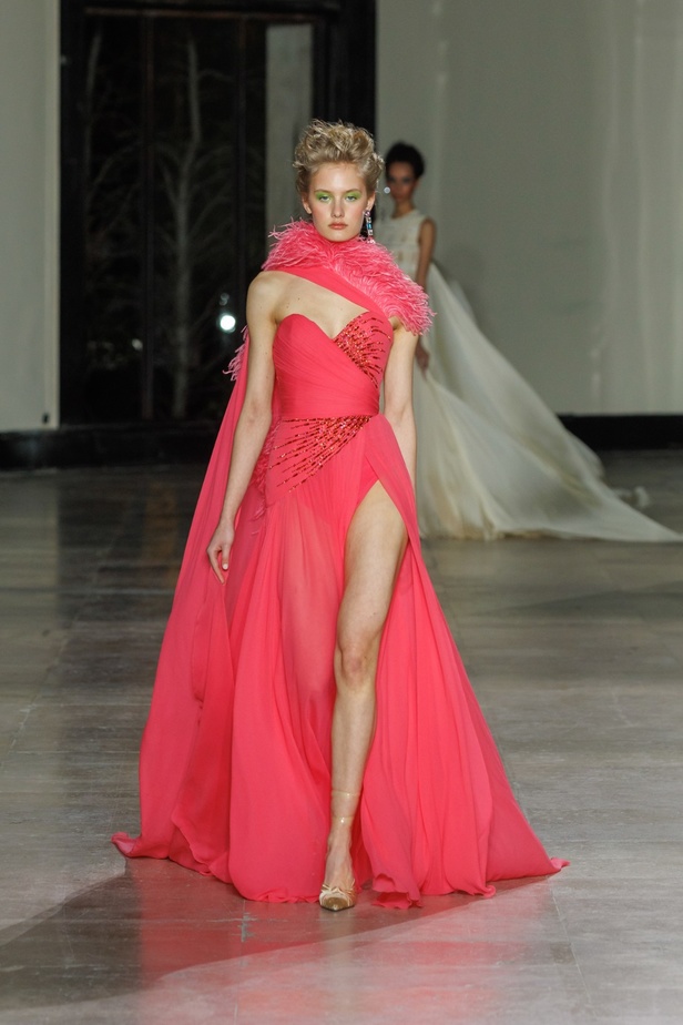 مجموعة جورج شقرا استكشاف للفخامة بألوان وقصات جريئة