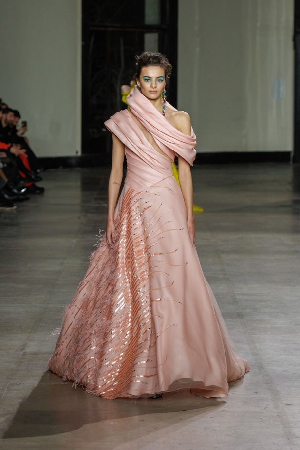 مجموعة جورج شقرا استكشاف للفخامة بألوان وقصات جريئة