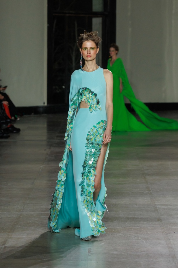 مجموعة جورج شقرا استكشاف للفخامة بألوان وقصات جريئة