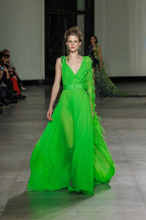 مجموعة جورج شقرا استكشاف للفخامة بألوان وقصات جريئة