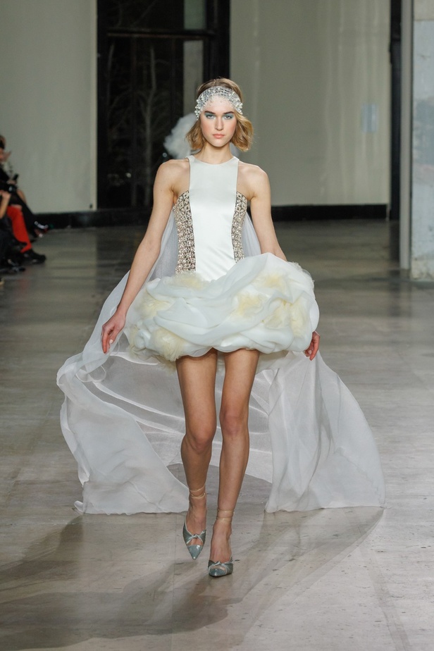 مجموعة جورج شقرا استكشاف للفخامة بألوان وقصات جريئة