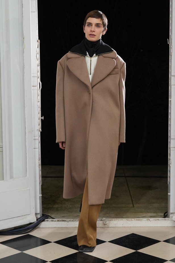 ميزون ربيع كيروز تعود إلى عروض الأزياء الراقية بعد غياب ثلاثة أعوام