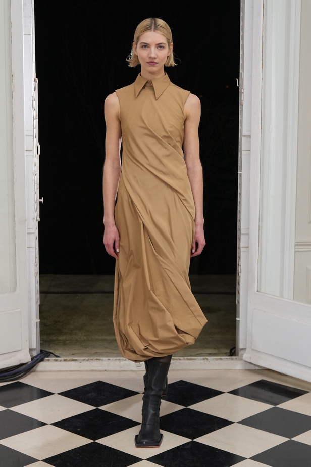 ميزون ربيع كيروز تعود إلى عروض الأزياء الراقية بعد غياب ثلاثة أعوام