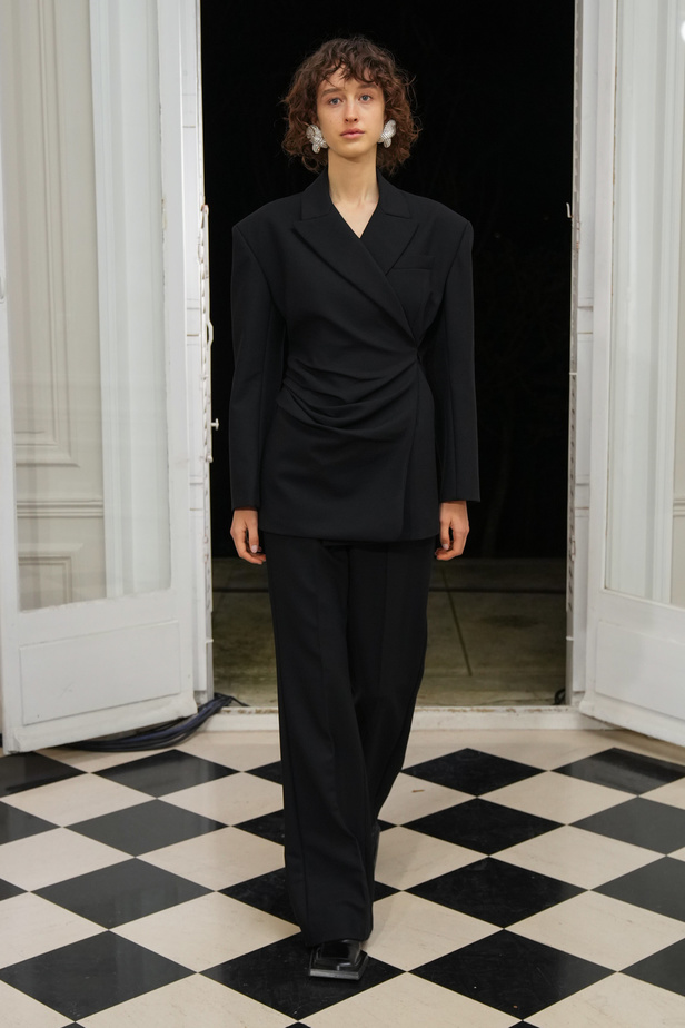 ميزون ربيع كيروز تعود إلى عروض الأزياء الراقية بعد غياب ثلاثة أعوام