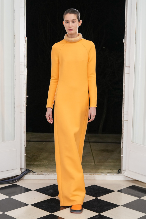 ميزون ربيع كيروز تعود إلى عروض الأزياء الراقية بعد غياب ثلاثة أعوام