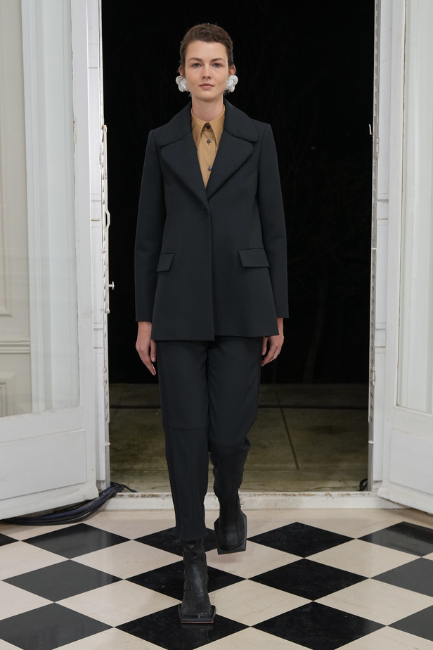 ميزون ربيع كيروز تعود إلى عروض الأزياء الراقية بعد غياب ثلاثة أعوام