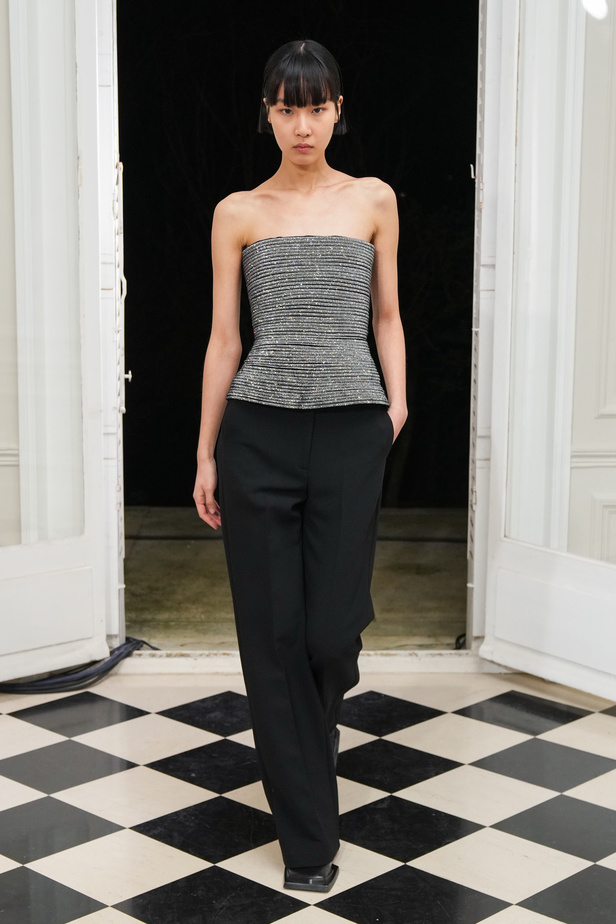 ميزون ربيع كيروز تعود إلى عروض الأزياء الراقية بعد غياب ثلاثة أعوام