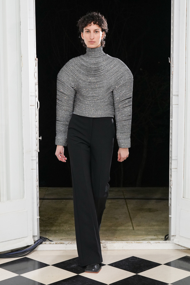 ميزون ربيع كيروز تعود إلى عروض الأزياء الراقية بعد غياب ثلاثة أعوام