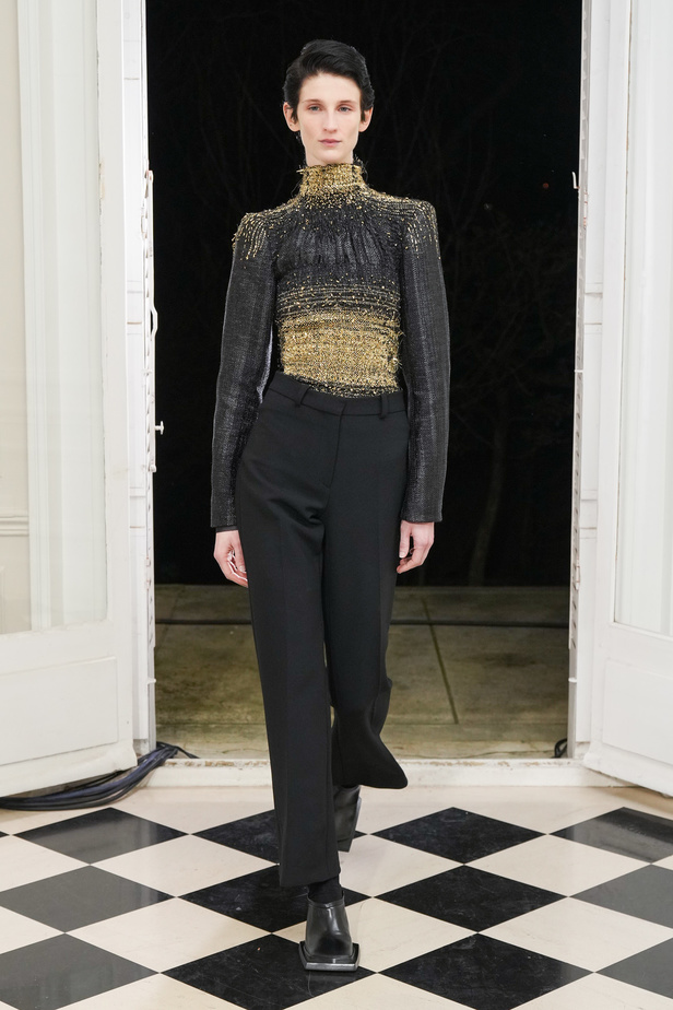 ميزون ربيع كيروز تعود إلى عروض الأزياء الراقية بعد غياب ثلاثة أعوام