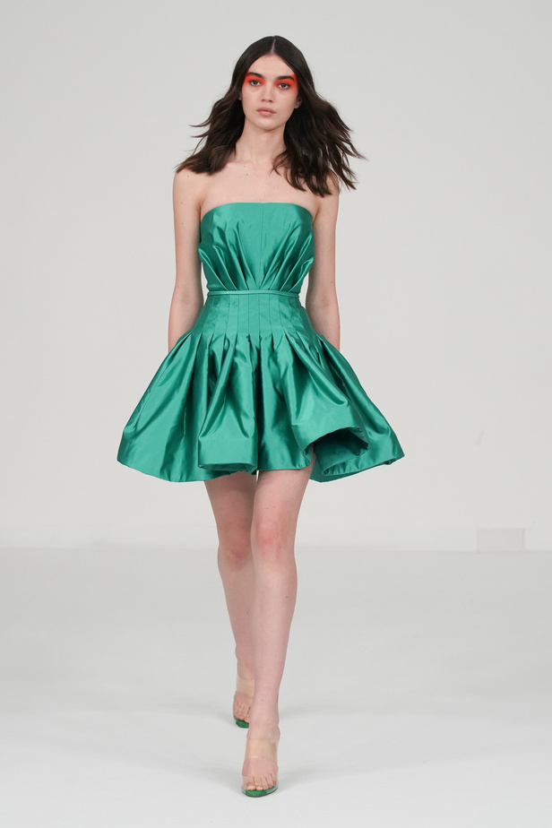 مجموعة Alexis Mabille للهوت كوتور.. صيحة الألوان والتفاصيل العصرية