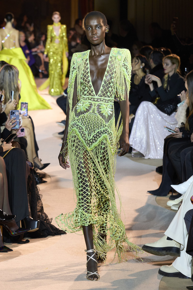 من عرض أزياء زهير مراد للهوت كوتور لربيع وصيف 2023