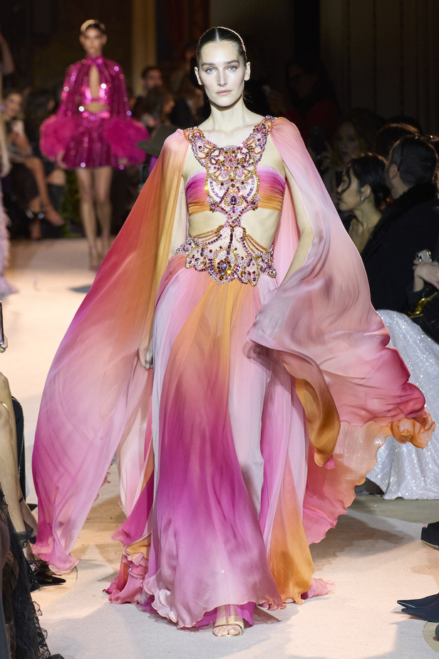 من عرض أزياء زهير مراد للهوت كوتور لربيع وصيف 2023