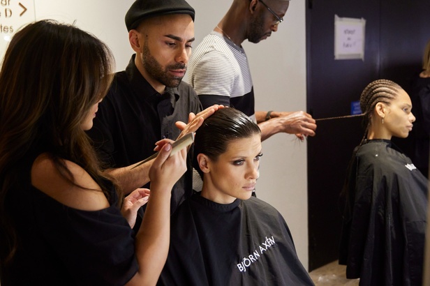 اطلالات جمالية من عرض ستيفان رولاند في مجموعته الكوتور لربيع وصيف 2023 