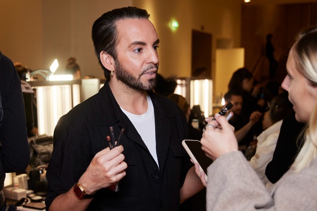 اطلالات جمالية من عرض ستيفان رولاند في مجموعته الكوتور لربيع وصيف 2023 