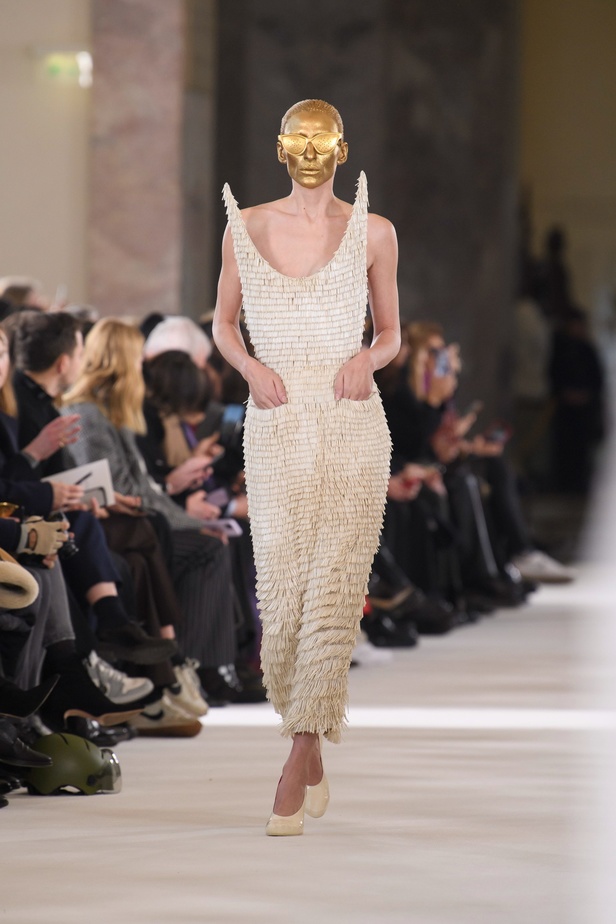 كايلي جينر تخطف الأنظار برأس الأسد في عرض Schiaparelli