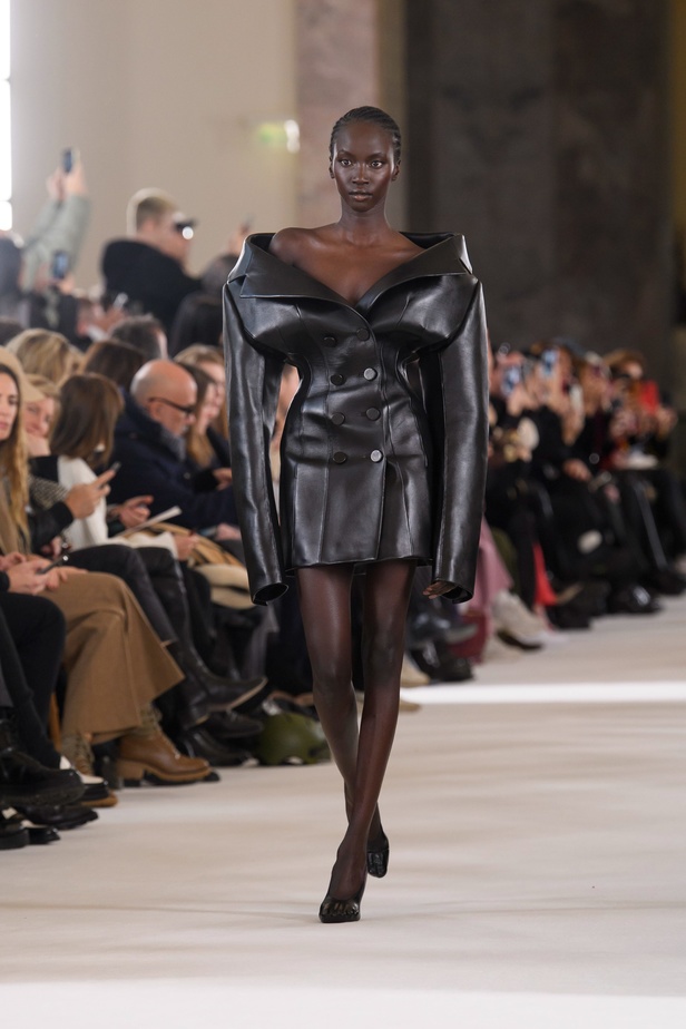 كايلي جينر تخطف الأنظار برأس الأسد في عرض Schiaparelli