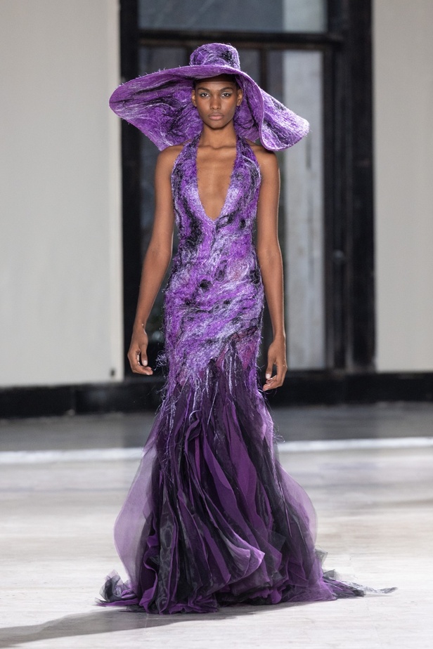 رحلة "STARDUST"... مجموعة أزياء طوني ورد الراقية لربيع وصيف 2023