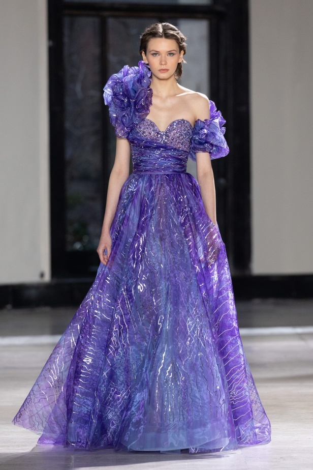 رحلة "STARDUST"... مجموعة أزياء طوني ورد الراقية لربيع وصيف 2023