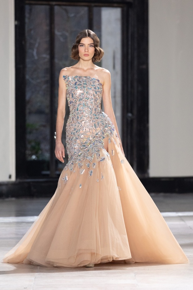 رحلة "STARDUST"... مجموعة أزياء طوني ورد الراقية لربيع وصيف 2023