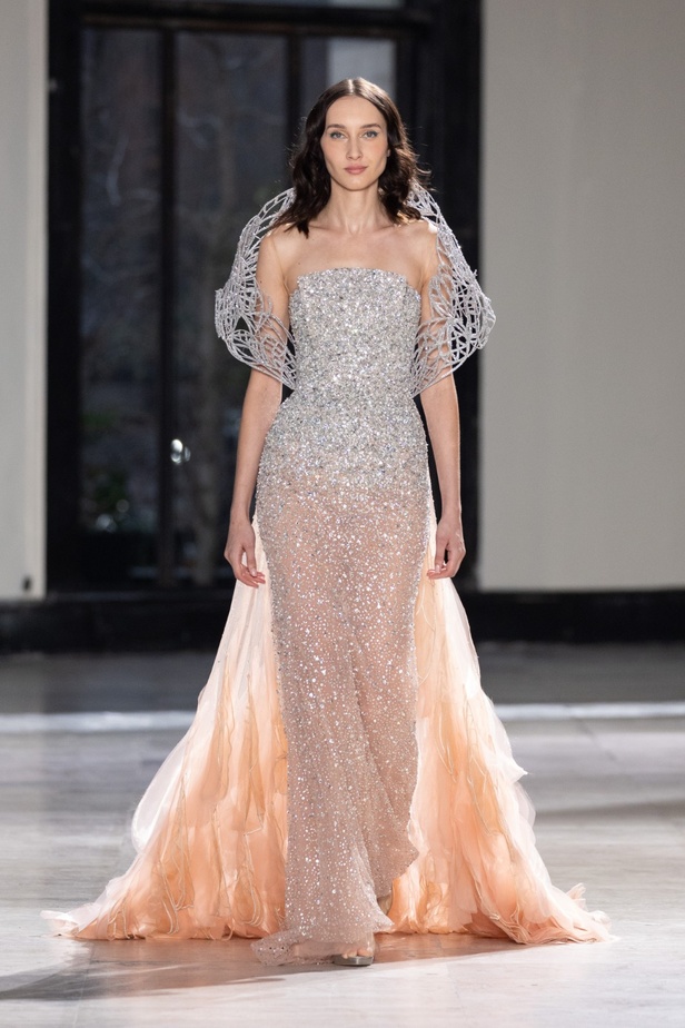 رحلة "STARDUST"... مجموعة أزياء طوني ورد الراقية لربيع وصيف 2023