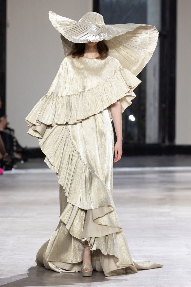 رحلة "STARDUST"... مجموعة أزياء طوني ورد الراقية لربيع وصيف 2023