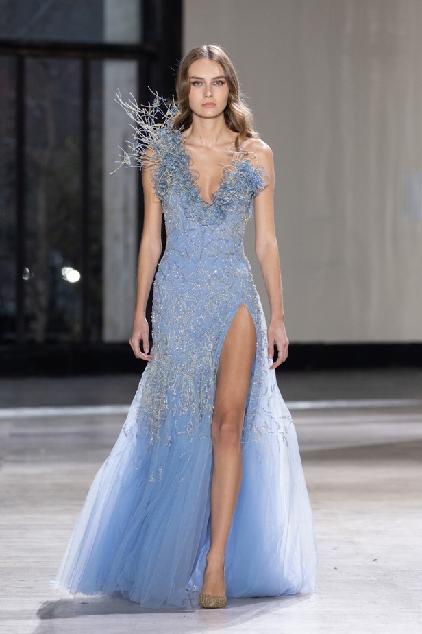 رحلة "STARDUST"... مجموعة أزياء طوني ورد الراقية لربيع وصيف 2023