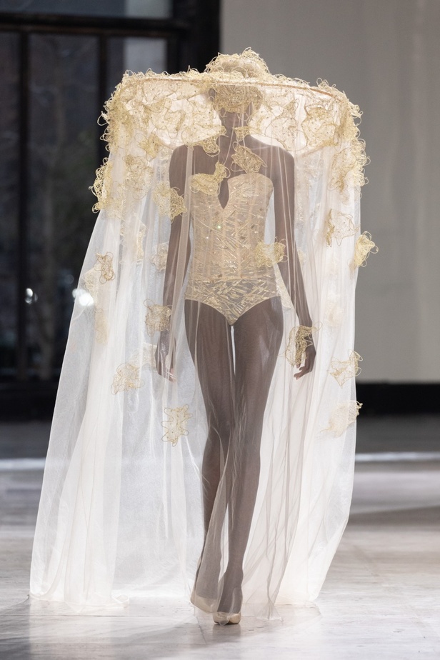 رحلة "STARDUST"... مجموعة أزياء طوني ورد الراقية لربيع وصيف 2023