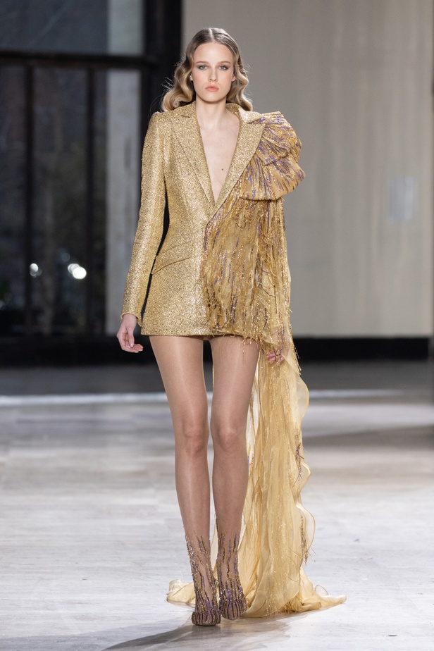 رحلة "STARDUST"... مجموعة أزياء طوني ورد الراقية لربيع وصيف 2023