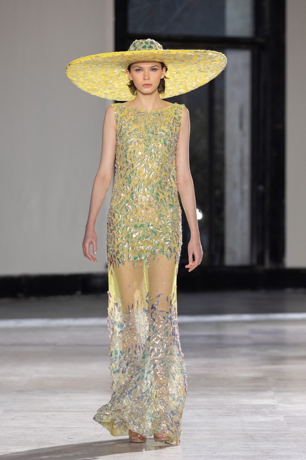 رحلة "STARDUST"... مجموعة أزياء طوني ورد الراقية لربيع وصيف 2023