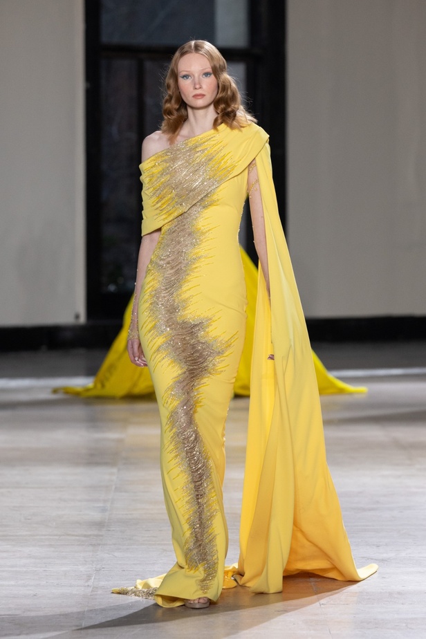 رحلة "STARDUST"... مجموعة أزياء طوني ورد الراقية لربيع وصيف 2023